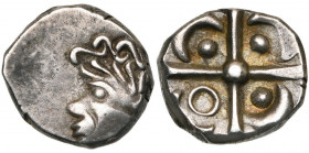 GAULE NARBONNAISE, Languedoc occidental, AR drachme, 170-60 av. J.-C. Série au panache. Classe 5.03. D/ T. à g., la chevelure formée de S au-dessus d'...