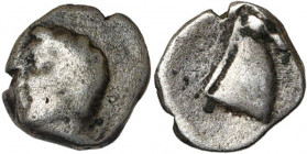 GAULE NARBONNAISE, Languedoc occidental, AR obole, 250-150 av. J.-C. D/ T. à g. aux cheveux bouclés. R/ Protome de cheval à d., la crinière indiquée p...