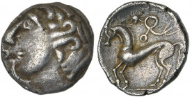 GAULE CELTIQUE, région du Sud-Est, AR drachme, milieu du 2e s. av. J.-C. D/ T. stylisée à g., deux dauphins devant le profil. R/ Cheval à g., mené au ...
