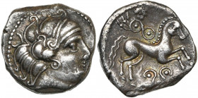 AQUITAINE, AR drachme, 3e-2e s. av. J.-C. Imitation des monnaies d''Emporion. D/ T. de Cérès à d., la chevelure disposée en grosses mèches, avec colli...