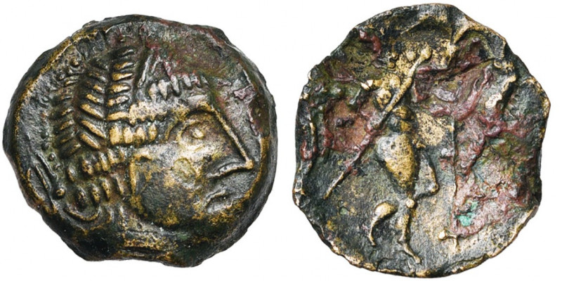 GAULE CELTIQUE, Loire moyenne, AE bronze. D/ T. à d., la chevelure dessinée par ...