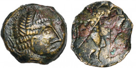 GAULE CELTIQUE, Loire moyenne, AE bronze. D/ T. à d., la chevelure dessinée par des petits traits verticaux et horizontaux. A g., pointe de flèche. A ...