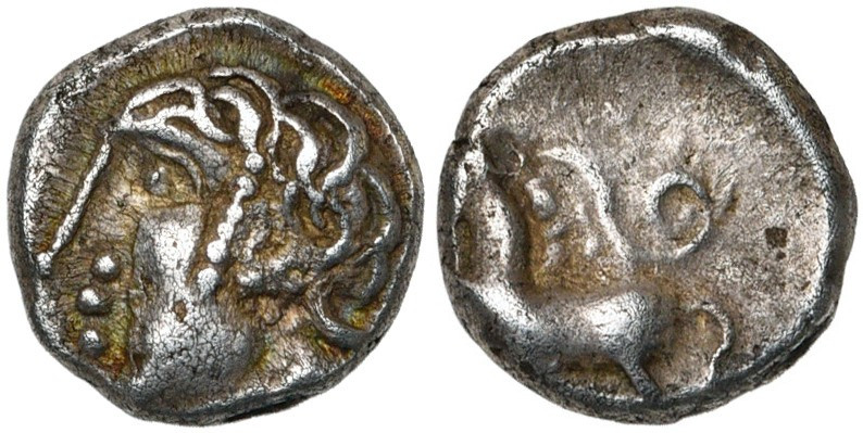 GAULE CELTIQUE, Arverni, AR drachme. D/ T. à g., la chevelure disposée en mèches...