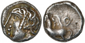 GAULE CELTIQUE, Arverni, AR drachme. D/ T. à g., la chevelure disposée en mèches, avec favoris. R/ Cheval à g. Au-dessus, une volute. En dessous, une ...