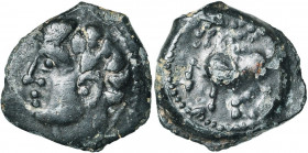 GAULE CELTIQUE, Arverni, AE bronze, avant 52 av. J.-C. D/ T. à g., les cheveux bouclés. R/ Cheval libre à g. Au-dessus, des points. CMC 1, 303 et suiv...