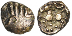 GAULE CELTIQUE, Senones, AV quart de statère en or faible. D/ Quatre segments de cercle bouletés parallèles, celui de d. se terminant en L. A d., un g...