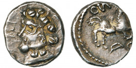 GAULE CELTIQUE, Aedui, AR quinaire, avant 52 av. J.-C. D/ T. à g., les cheveux en boucles, le cou orné d''un torque. R/ Cheval galopant à d. En dessou...