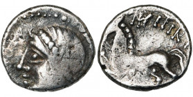 GAULE CELTIQUE, Aedui, AR quinaire. D/ T. fém., casquée à g., le casque orné de deux lignes de stries. Devant, [COIOS]. R/ Cheval galopant à g. Au-des...
