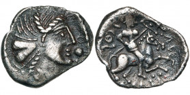 GAULE CELTIQUE, Aedui, AR quinaire. D/ T. diad. à d., les cheveux repris dans un filet. Devant, un sceptre surmonté d''un globule. R/ Guerrier chevauc...