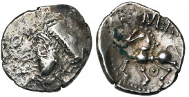 GAULE CELTIQUE, attribution indéterminée (Aedui ?), AR quinaire. Type du trésor de Vernon. D/ T. à g., Les cheveux marqués par des traits parallèles. ...