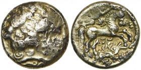 GAULE CELTIQUE, Peuples de la Basse-Seine, El. quart de statère, 2e-1er s. av. J.-C. D/ T. l. à d., la chevelure bouclée. Sous la coupe du cou, orneme...