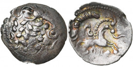 GAULE CELTIQUE, Peuples de la Basse-Seine, AR quinaire lamellaire. D/ T. à d., l''oeil figuré par un annelet centré, avec une couronne de laurier sur ...