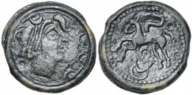 GAULE CELTIQUE, région parisienne, AE potin, 1er s. av. J.-C. D/ T. à d., une mèche de cheveux en forme de S retombant sur le front. Devant le visage,...