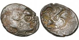 ARMORIQUE, Coriosolites, bill. statère, vers 50 av. J.-C. Type au nez en forme d''epsilon. D/ T. à d., le nez en forme d''epsilon, les cheveux disposé...