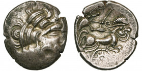 ARMORIQUE, Redones, bill. statère, 1er s. av. J.-C. D/ T. à d., avec une abondante chevelure et une large couronne. Sous le nez, un annelet et une vol...