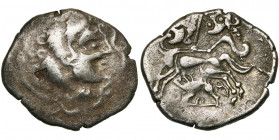 ARMORIQUE, Veneti, bill. statère, vers 56 av. J.-C. Type au nez droit. D/ T. à d. entourée de cordons perlés, la chevelure en trois rouleaux. R/ Cheva...