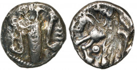 GAULE BELGIQUE, Caleti, AR quinaire. D/ Aigle très stylisé de f., le corps figuré par une sorte d''amphore entourée de deux demi-volutes longées de st...