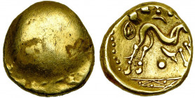 GAULE BELGIQUE, Ambiani, AV statère, vers 60 av. J.-C. Type uniface. Classe I. D/ Surface bombée lisse. Restes d''une tête. R/ Cheval à gorge fourchue...