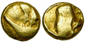 GAULE BELGIQUE, Ambiani, AV quart de statère. Type au pseudo-casque. D/ Traces du motif dit "au bateau". R/ Motif évoquant un casque à g., d''où parte...