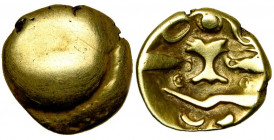 GAULE BELGIQUE, Ambiani, AV quart de statère au bateau. Classe III. Série au bateau uniface. Or pâle. D/ Surface lisse avec de fines lignes sur le bor...