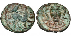 GAULE BELGIQUE, Ambiani, AE bronze. Type à la tête de face. D/ Cheval à d., t. à g. tournée vers un oiseau posé sur sa croupe. Devant, S. R/ T. humain...