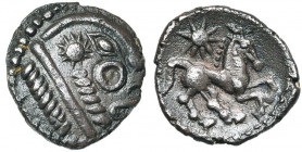 GAULE BELGIQUE, Bellovaci, AR drachme, vers 57-56 av. J.-C. Classe IIb. D/ Profil très schématisé à d., la bouche formée par un S. A g. de l''oeil, un...