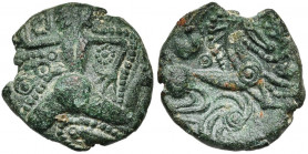 GAULE BELGIQUE, Bellovaci, AE bronze. D/ Personnage courant à g., t. à d. Sous le bras g., deux annelets centrés sous un arc perlé se terminant par de...