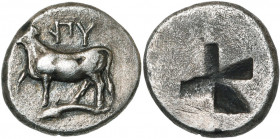 THRACE, BYZANTION, AR drachme, 410-387 av. J.-C. Etalon persique. D/ Taureau deb. à g. sur un dauphin, la patte d. levée. Au-dessus, Y. R/ Carré creu...