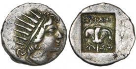 ILES DE CARIE, RHODES, ville de Rhodes, AR drachme, 88-80 av. J.-C. D/ T. r. d''Hélios à d. R/ Rose avec bouton. De part et d''autre, P-O. A d., coiff...