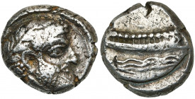PHENICIE, ARADOS, AR statère, 400-350 av. J.-C. D/ T. l., barbue de Poséidon à d. R/ Galère à d. au-dessus de trois lignes de vagues, la proue décorée...