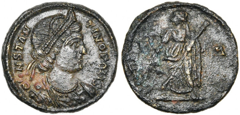 CONSTANTINOPOLIS, AE follis, 348, Rome. D/ B. diad. à d., vêtu d''une robe brodé...