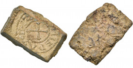CAROLINGIENS, Charles le Chauve (840-877), denier, à partir de 869, Tunieras (Liège ?). Epreuve du coin de revers sur une plaque de plomb (28 x 19mm)....