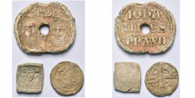 FRANCE, lot de 3 plombs, dont une bulle pontificale trouée au nom de Jean XXII (1316-1334).
Beau