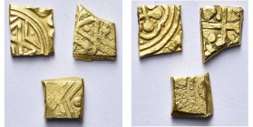 ROYAUME DE JERUSALEM, AV lot de 3 fragments de besants, milieu du 12e s.
De nombreux fragments de besants de dimensions et de masses variables sont c...