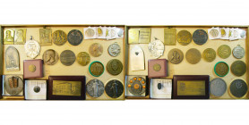 BELGIQUE, lot de 28 médailles et jetons, la plupart du 20e s., dont: 1904, Julien Dillens; 1911, M. Schleisinger; 1922, Installations maritimes de Bru...