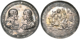 PAYS-BAS SEPTENTRIONAUX, AR médaille, 1672, Avry. Assassinat des frères Johan et Cornelius de Wit à La Haye. D/ B. des deux frères f. à f. R/ La popul...