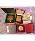 lot de 24 médailles, la plupart en écrin, et 67 médaillettes, dont: 1887, Fisch, Hôtel communal de Schaerbeek; 1890, Fisch, Exposition internationale ...