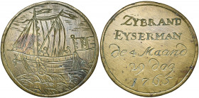 PAYS-BAS SEPTENTRIONAUX, Amsterdam, Laiton méreau, 1765. Méreau des bateliers (klein binnenlandvaarders). D/ Navire à g. R/ Gravé au nom de ZYBRAND/ E...