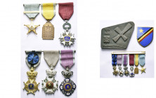 CONGO BELGE, groupe de 6 décorations montées sur deux tringles (rubans insolés) et les miniatures afférentes sur une épingle: officier de l’Ordre de L...