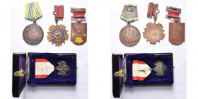 CHINE, lot de 3 reproductions de décorations: médaille Zhu De de l’armée unie démocratique du Nord-Est (marquée 1947 au revers), médaille de l’enquête...