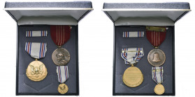 ETATS-UNIS, lot de 2 décorations: US Medal of Freedom du 4e degré (modèle d’origine avec épingle) et US Army Distinguished Civilian Service Medal (dan...