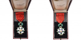 FRANCE, Ordre de la Légion d’honneur, étoile d''officier en vermeil, modèle de la Troisième République (manques à l’émail bleu autour du centre), dans...