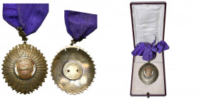 PEROU, Ordre du Mérite pour services distingués (1950), 3e classe (commandeur) en vermeil. Ecrin abîmé.
Provient de Frédéric Joseph Vandemeulebroek....