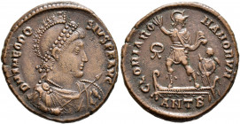 Theodosius I, 379-395. Maiorina (Bronze, 22 mm, 5.87 g, 5 h), Antiochia, 378-383. D N THEODOSIVS P F AVG Pearl-diademed, helmeted, draped and cuirasse...
