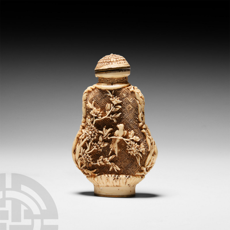 Chinese Snuff Bottle with Birds 20th century A.D. A piriform composition snuff b...