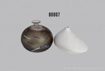 Rosenthal u.a. 2 Vasen, Vintage Pollo Vase aus Biskuitporzellan von Tapio Wirkkala für Rosenthal, L 12,5 cm, am Boden Manufakturmarke und Glasvase mit...