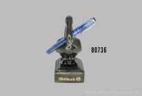 Pelikan Füllfederhalter Demonstrator, blau transparent, L 12,5 cm, dazu Porzellan-Füllfederhalter Pelikan, H 15,5 cm, Z 0
