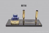 Pelikan Schreibtischgarnitur, schwarze Edelharzplatte mit zwei Tüllen und Tintenfass (nicht original), goldplattierte Schreibgeräte-Halterungen, Oberf...