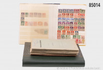 Briefmarken-Konv., bestehend aus 8 Briefmarken-Auswahlheften, nicht vollständig, 1 Komplettbogen 1 Pfennig und 4 Bogenteile, 4 Alben alle Welt, zu ca....