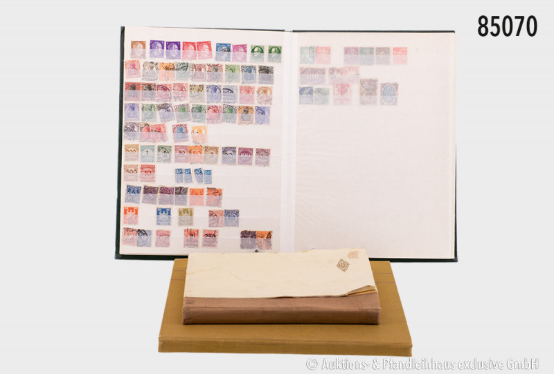 Konv. 16 Briefmarkenalben und 1 Postkarten-/Briefealbum, dabei 8 Alben alle Welt...